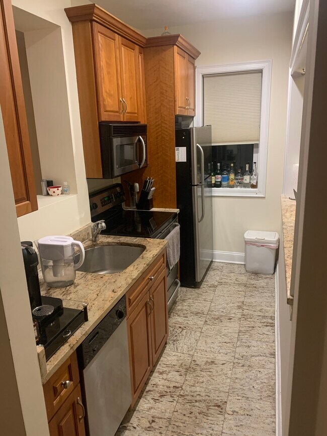 1867 Beacon St, Unit 5 in Brookline, MA - Foto de edificio - Building Photo