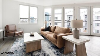 1055 N Anchor Way, Unit 334 in Portland, OR - Building Photo