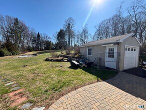 394 Clintonville Rd in North Haven, CT - Building Photo - Building Photo