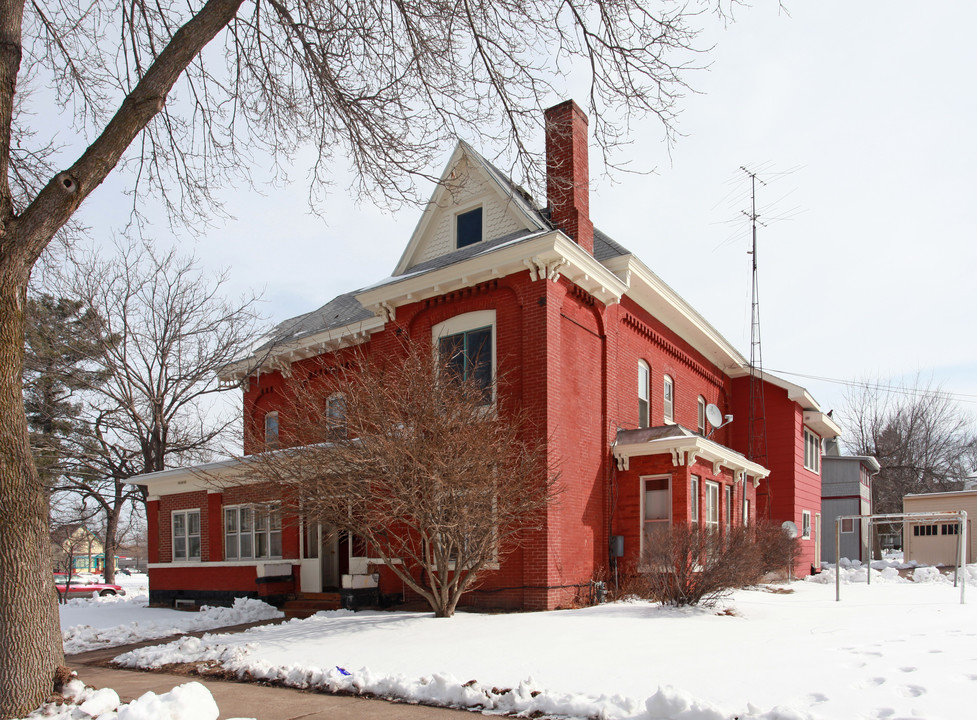 902 7th St E in Menomonie, WI - Building Photo