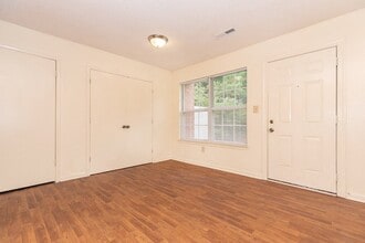 Greens of Pine Glen Apartments in Durham, NC - Foto de edificio - Building Photo