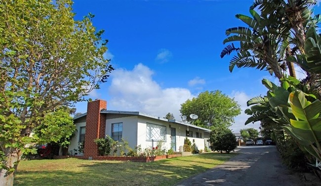 Costa Mesa Cottages in Costa Mesa, CA - Building Photo - Building Photo