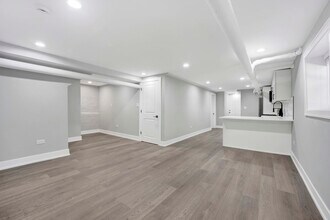 2105 W Eastwood Ave, Unit G in Chicago, IL - Building Photo - Building Photo
