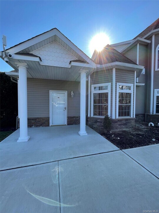 75 Jacqueline Way in North Babylon, NY - Building Photo