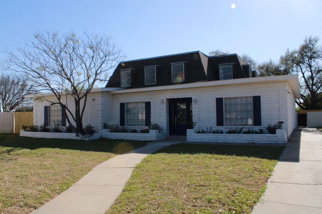 13 Royale Cir in Laredo, TX - Building Photo