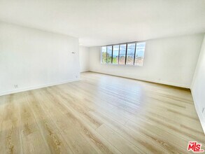 468 S Roxbury Dr in Beverly Hills, CA - Foto de edificio - Building Photo