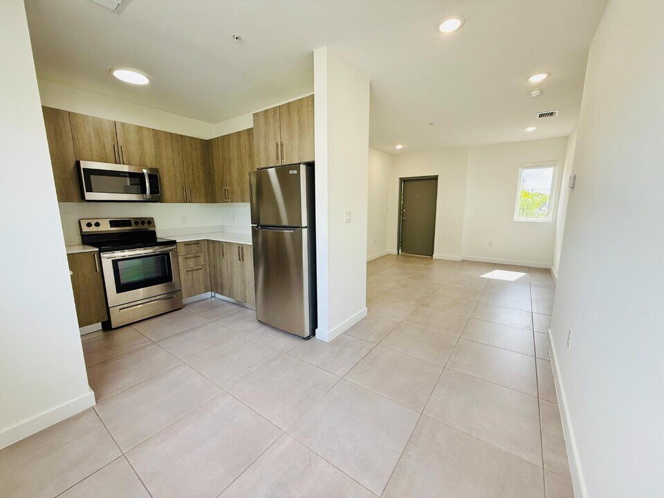 1295 W 69th St in Hialeah, FL - Building Photo