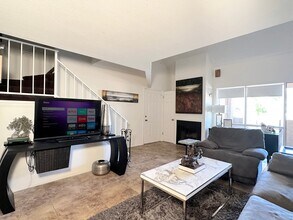 1211 N Miller Rd in Scottsdale, AZ - Foto de edificio - Building Photo