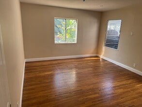 10821 Otsego St in North Hollywood, CA - Foto de edificio - Building Photo