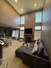 160 Crescent Ln in Schaumburg, IL - Building Photo - Building Photo