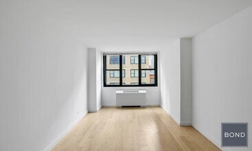 330 W 58th St in New York, NY - Building Photo - Building Photo