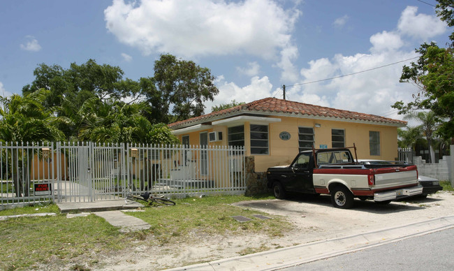 610-618 NE 64th Ter in Miami, FL - Foto de edificio - Building Photo