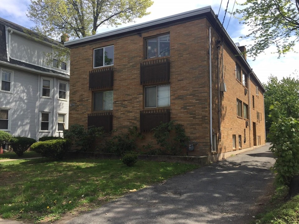 Park Road Apartments in West Hartford, CT - Building Photo