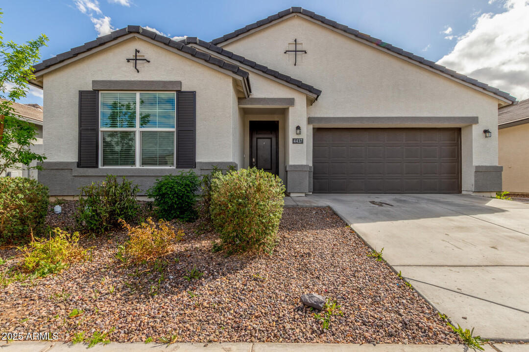 4437 W Magdalena Ln in Phoenix, AZ - Building Photo