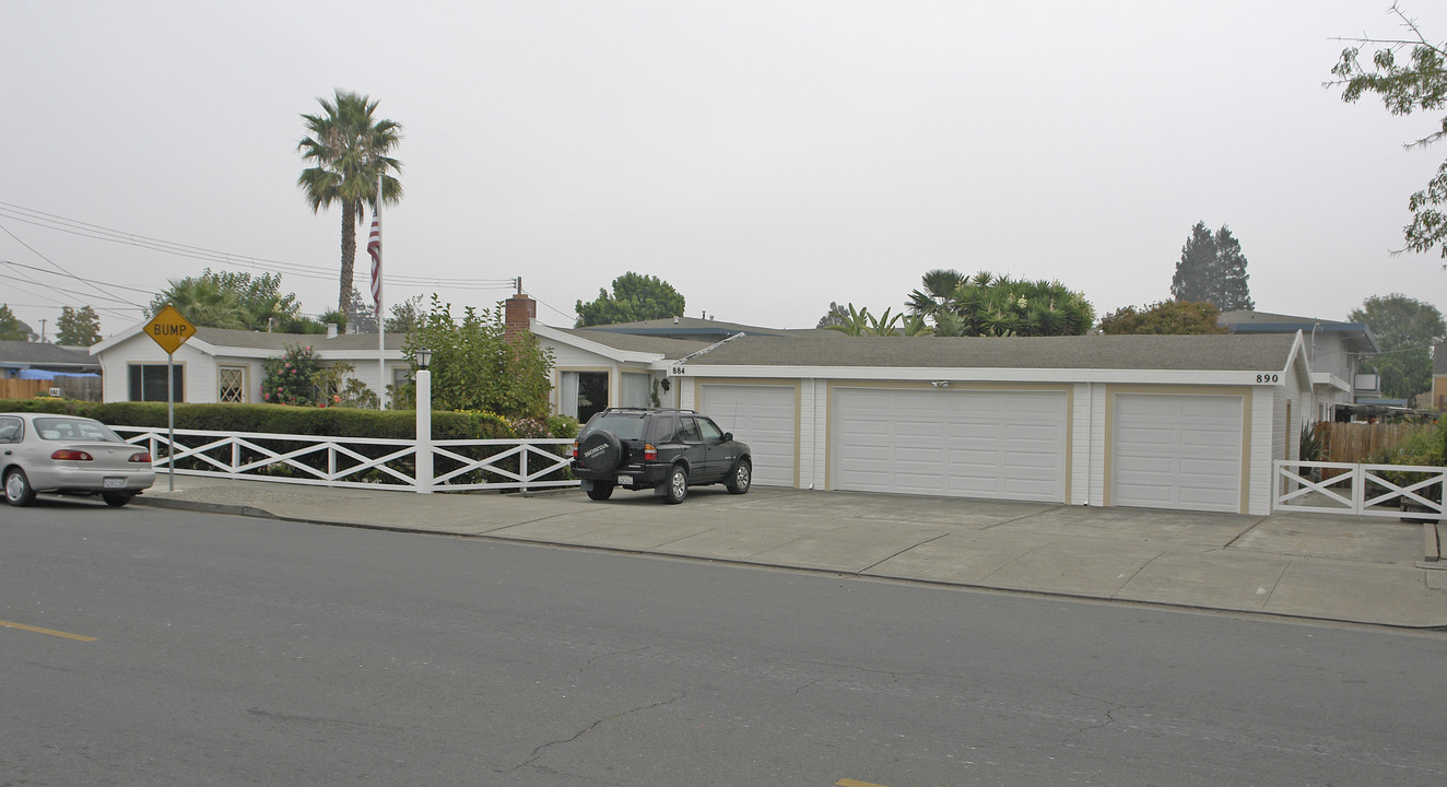 884-890 Schafer Rd in Hayward, CA - Building Photo