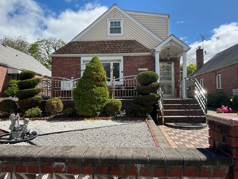 80-17 252nd St in Queens, NY - Building Photo