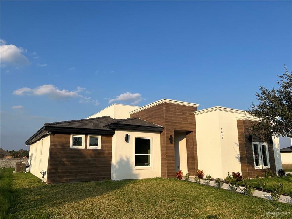 1611 Oak Alley Dr in Mission, TX - Building Photo