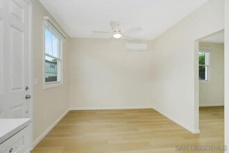 4821 Monroe Ave in San Diego, CA - Foto de edificio - Building Photo