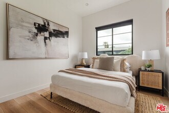 1954 S Garth Ave in Los Angeles, CA - Foto de edificio - Building Photo