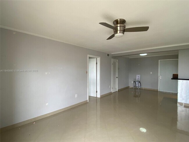 1990 Marseille Dr in Miami Beach, FL - Building Photo - Building Photo