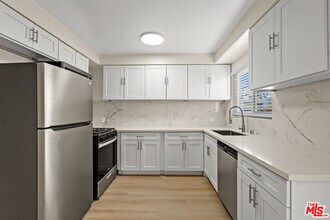 7825 W Manchester Ave in Los Angeles, CA - Foto de edificio - Building Photo