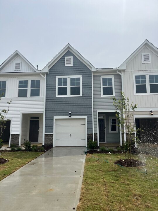 232 Paramount Dr in Smithfield, NC - Building Photo