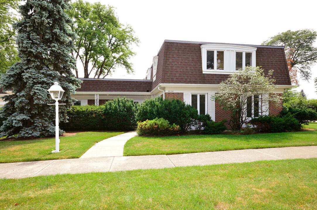 2025 Milton Ave in Park Ridge, IL - Building Photo