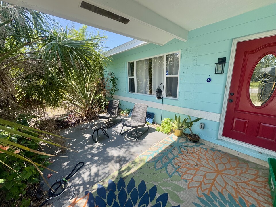 5318 61st Way N in Kenneth City, FL - Building Photo