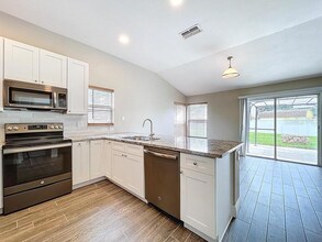 2049 Darlington Oak Dr in Seffner, FL - Building Photo - Building Photo