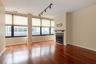 130 S Canal St, Unit 810 in Chicago, IL - Building Photo - Building Photo