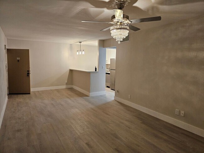 5821 Washington St in Hollywood, FL - Foto de edificio - Building Photo