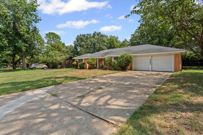 property at 1237 Wedgewood Dr
