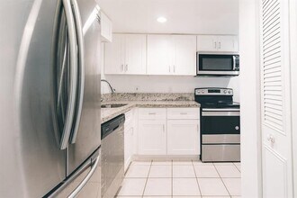 9330 Lagoon Pl in Davie, FL - Building Photo - Building Photo