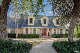 405 Canterbury Ln in Gulf Breeze, FL - Building Photo
