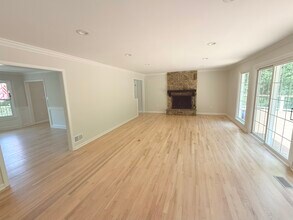 9248 Wood Glade Dr in Great Falls, VA - Building Photo - Building Photo
