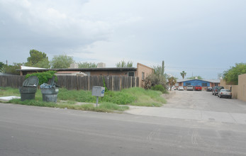 104-112 E Alturas in Tucson, AZ - Foto de edificio - Building Photo