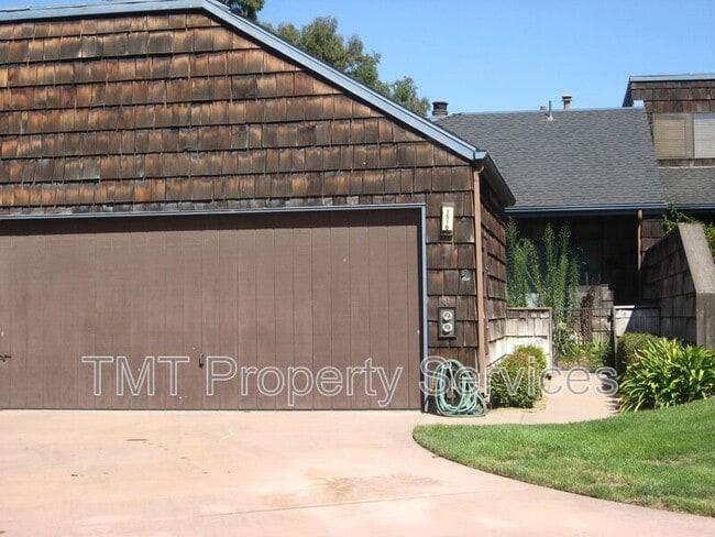 1516 Oakridge Park Rd in Santa Maria, CA - Foto de edificio - Building Photo
