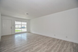 5330 Windswept Ln in Houston, TX - Building Photo - Building Photo