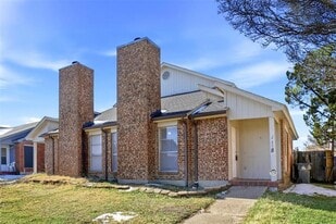 2408 Summer Pl Dr in Arlington, TX - Building Photo