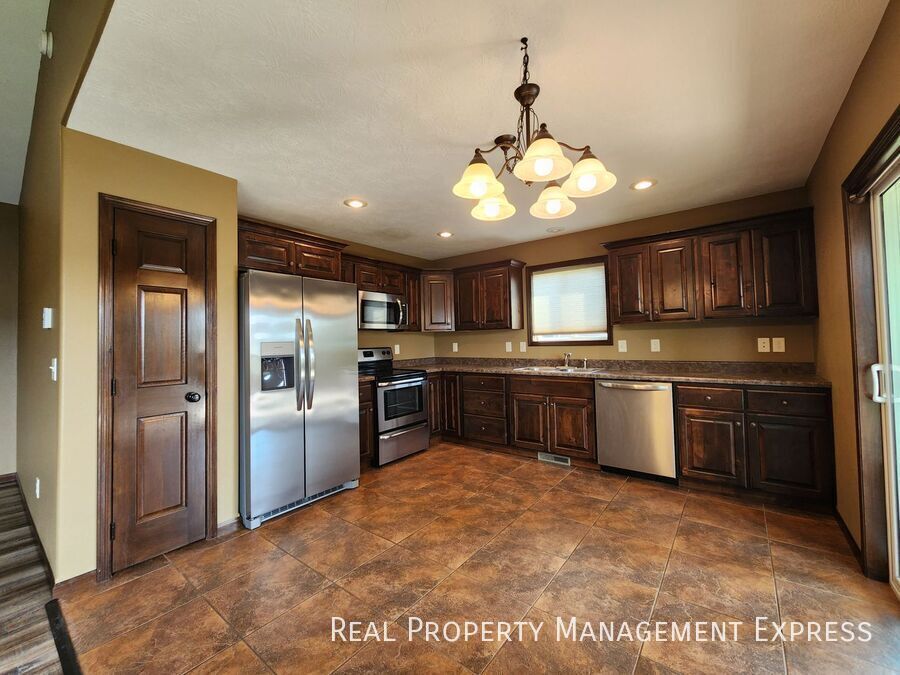 Modern 4 Bedroom 2 Bathroom Twin-Home in Tea in Tea, SD - Foto de edificio