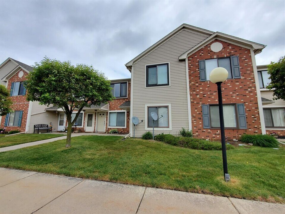 30623 Hidden Pines Ln in Roseville, MI - Building Photo