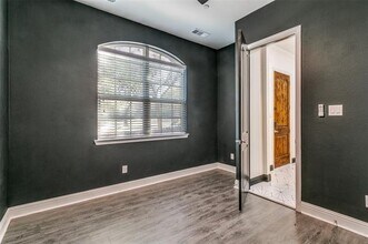 515 W Royal Ln in Irving, TX - Building Photo - Building Photo