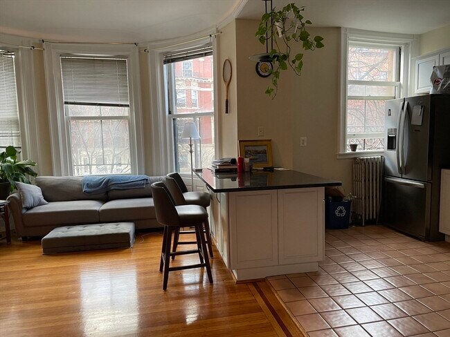 335 Beacon St, Unit 22 in Boston, MA - Building Photo - Building Photo