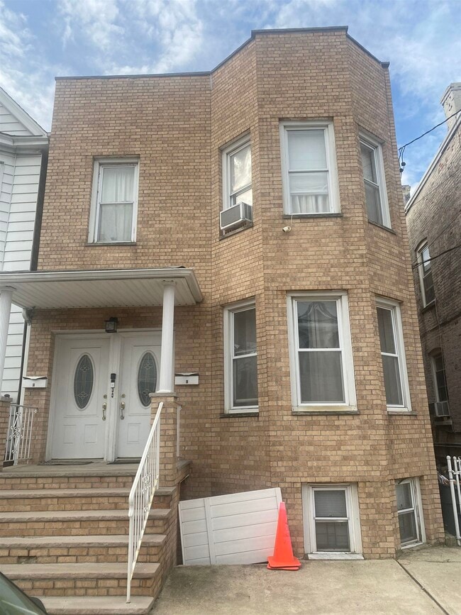 property at 122 W 20th St