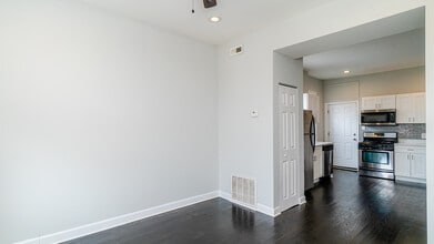2049 W Coulter St in Chicago, IL - Building Photo - Building Photo