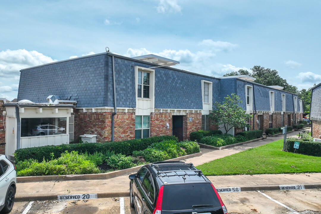 The Knoll on Canyon Creek in Richardson, TX - Foto de edificio