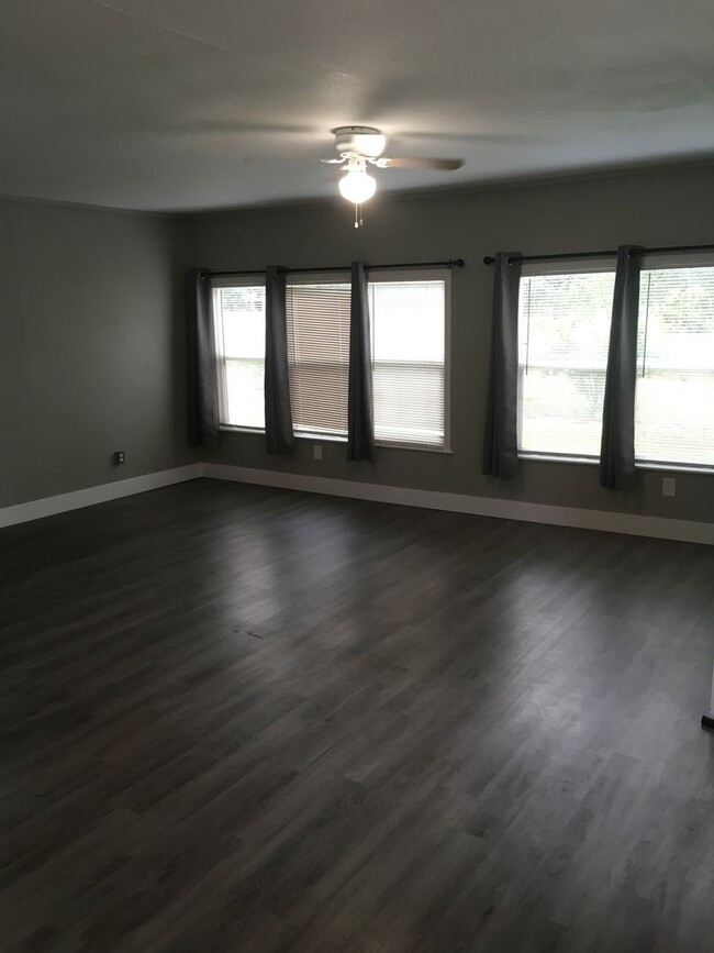 3583 Oasis Rd in Redding, CA - Building Photo - Building Photo