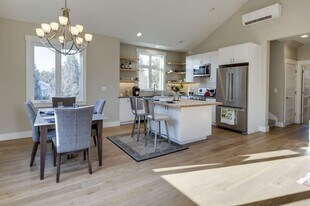 1921 NW Monterey Mews Ln in Bend, OR - Building Photo