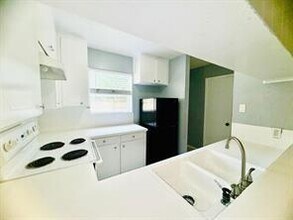 122 N Iowa Ave in League City, TX - Building Photo - Building Photo