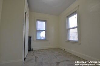 11 Mapleton St, Unit 2 in Boston, MA - Foto de edificio - Building Photo